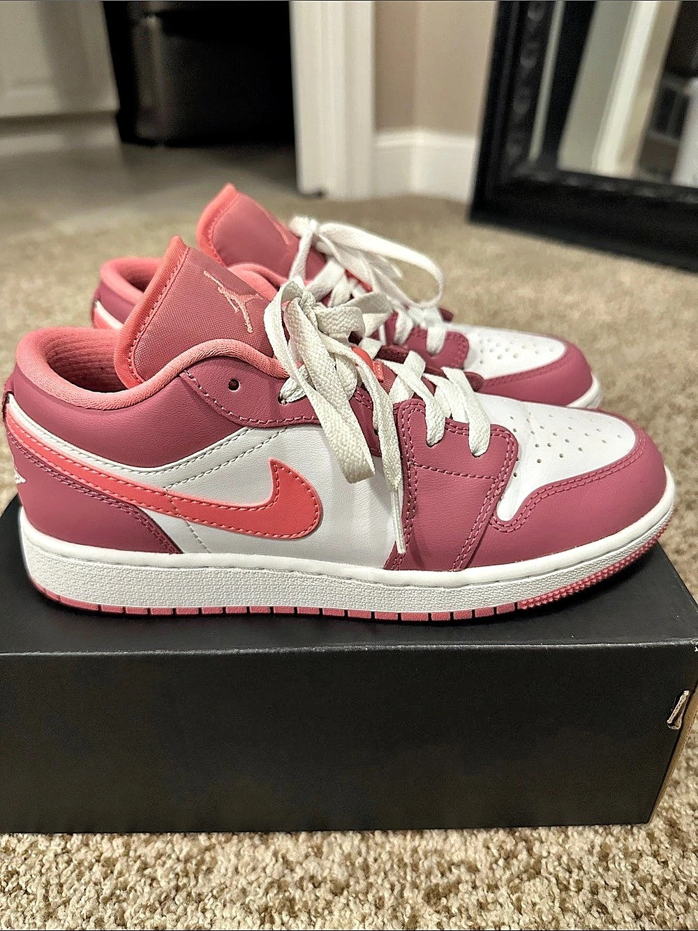 EUC Nike Air Jordan 1 Low (GS) - Size 4.5Y (6 Women’s)